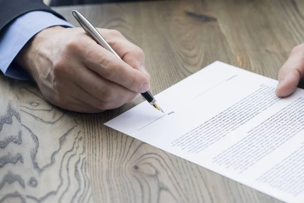 Homem de negócios assinando um contrato — Fotografia de Stock