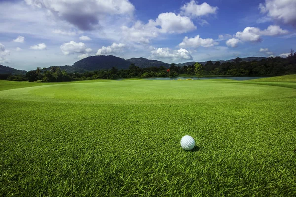 Golf ball op cursus — Stockfoto