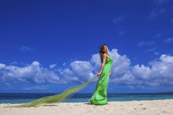 Frau im Kleid am Strand — Stockfoto