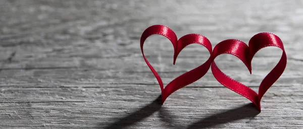 Two ribbon hearts on wood — Stock Photo, Image