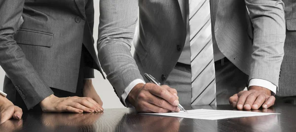 Businessman signing contract — Stock Photo, Image