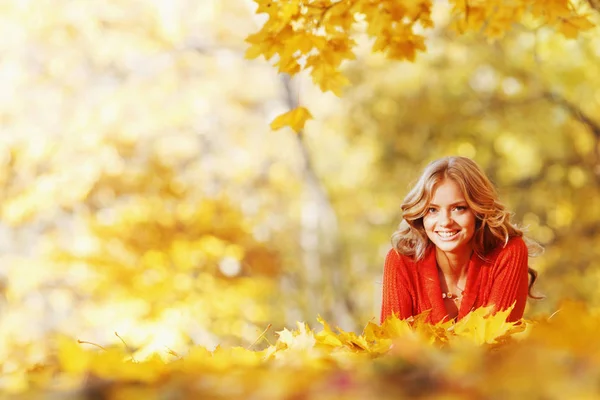 Mujer acostada en hojas de otoño —  Fotos de Stock