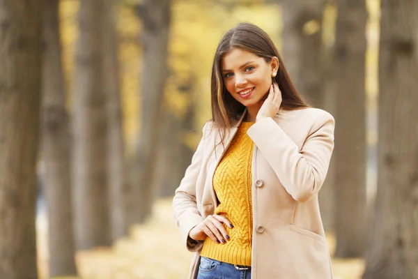 Donna nel parco d'autunno — Foto Stock