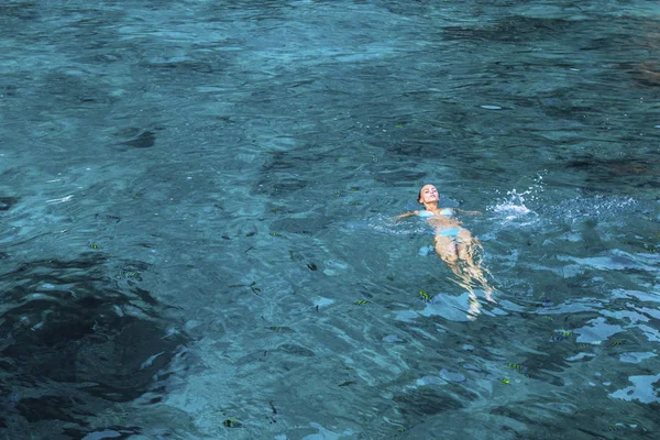 Mulher flutuando na água — Fotografia de Stock