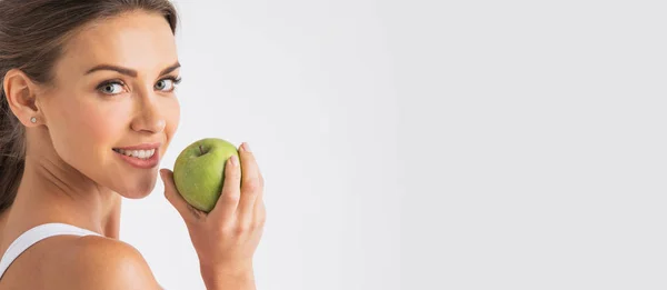 Perfekte Frau mit Apfel — Stockfoto