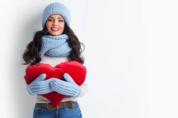 Mujer en sombrero sosteniendo el corazón — Foto de Stock