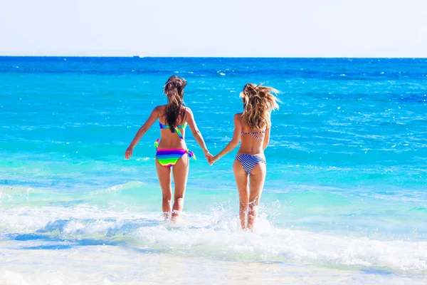 Chicas corriendo al mar — Foto de Stock