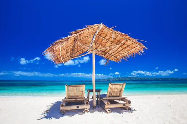 Chaise salões na praia — Fotografia de Stock