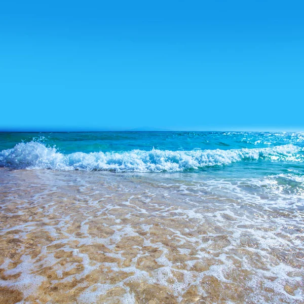Spiaggia e mare tropicale — Foto Stock