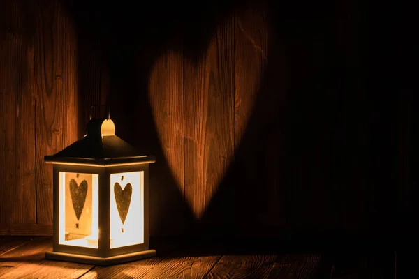 Lanterna com vidro em forma de coração — Fotografia de Stock