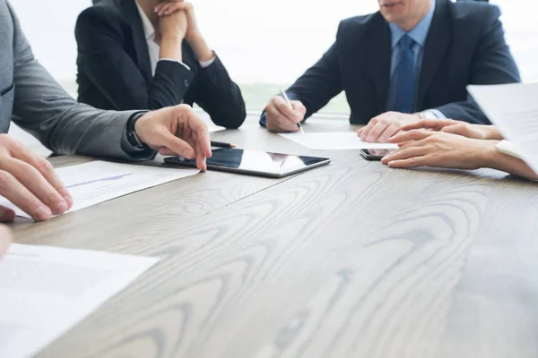 Mensen uit het bedrijfsleven werken met documenten en computers — Stockfoto