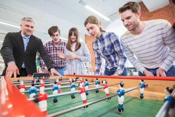 Pessoas jogando futebol de mesa — Fotografia de Stock