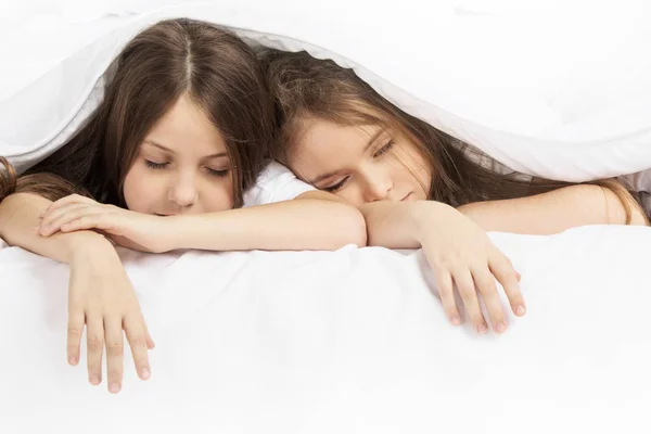 Двоє дітей сплять у ліжку — стокове фото