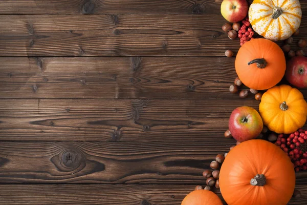 Höstens skörd på träbord — Stockfoto