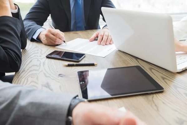 Affärsmän arbeta med dokument och datorer — Stockfoto