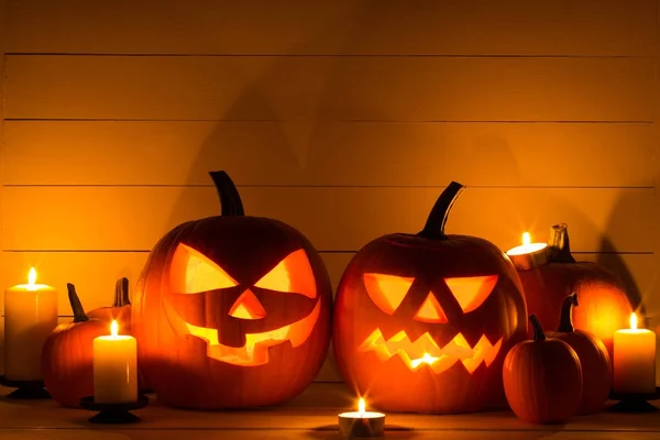 Calabaza y velas de Halloween —  Fotos de Stock