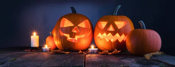 Halloween pompoen en kaarsen — Stockfoto