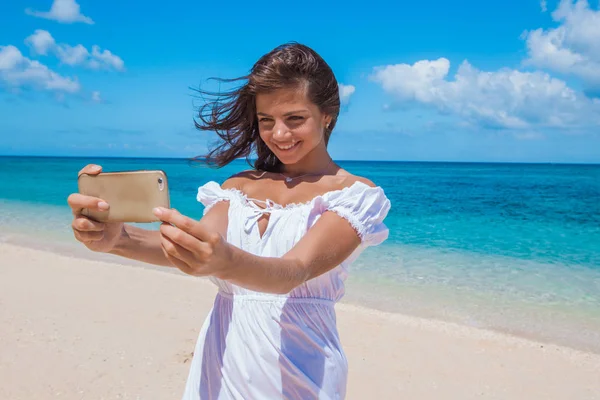 Mulher fazendo selfie na praia — Fotografia de Stock