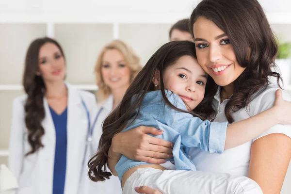 Mother and daughter in clinic — Stock Photo, Image