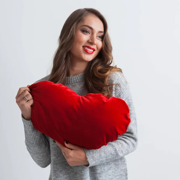 Mujer con corazón de almohada — Foto de Stock