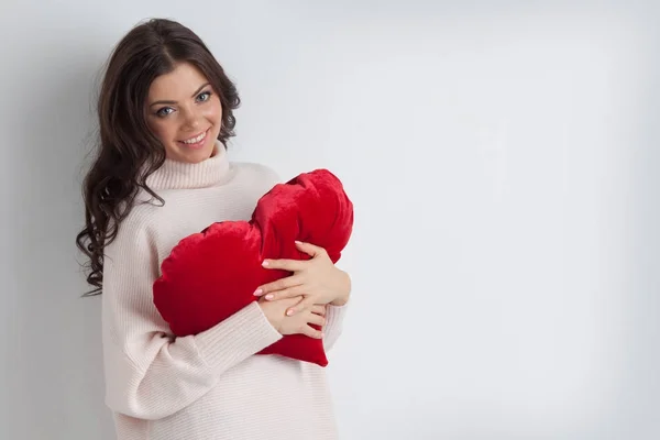 Mujer con corazón de almohada — Foto de Stock