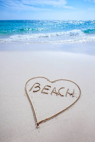 Corazón en Sandy Beach —  Fotos de Stock