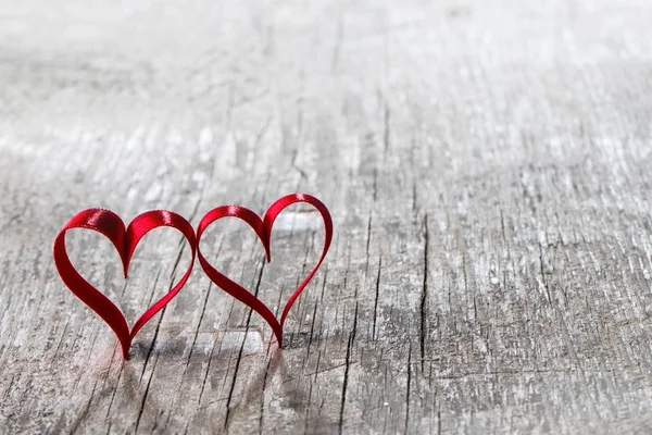 Dois corações de fita em madeira — Fotografia de Stock