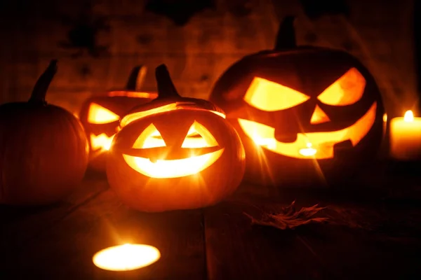 Halloween pompoenen en kaarsen — Stockfoto