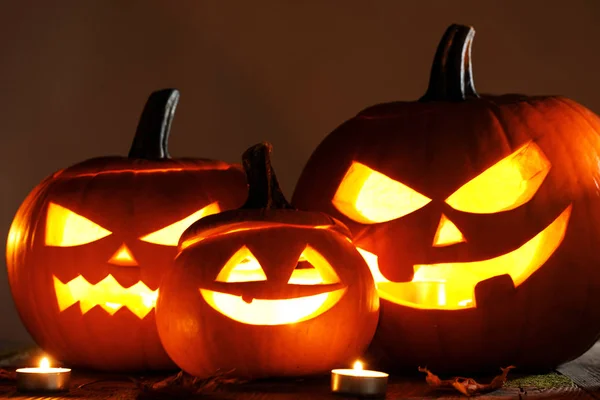 Halloween pompoenen en kaarsen Rechtenvrije Stockafbeeldingen