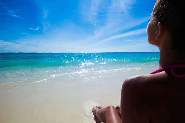 Kobieta relaksująca się na plaży — Zdjęcie stockowe