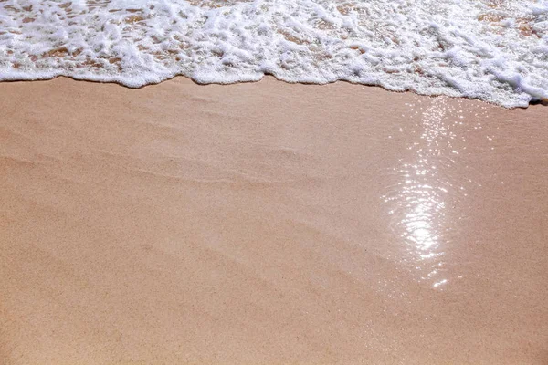 Onda no fundo da praia de areia — Fotografia de Stock