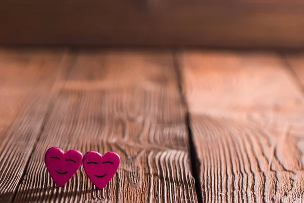 Uśmiechający się serca na drewno — Zdjęcie stockowe