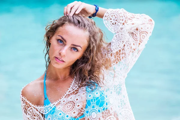 Mulher na praia do mar — Fotografia de Stock