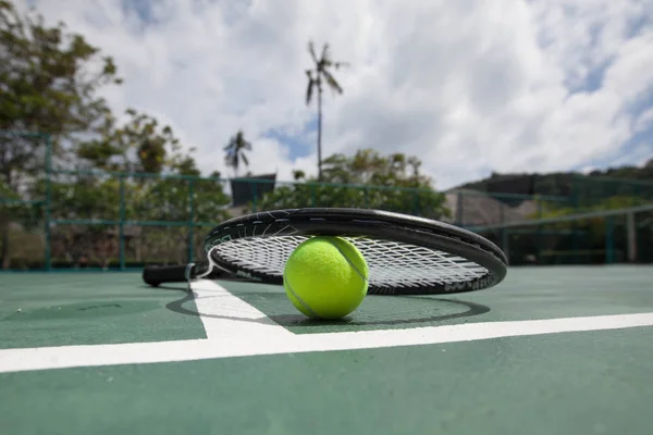 Tenis topu raket ile — Stok fotoğraf