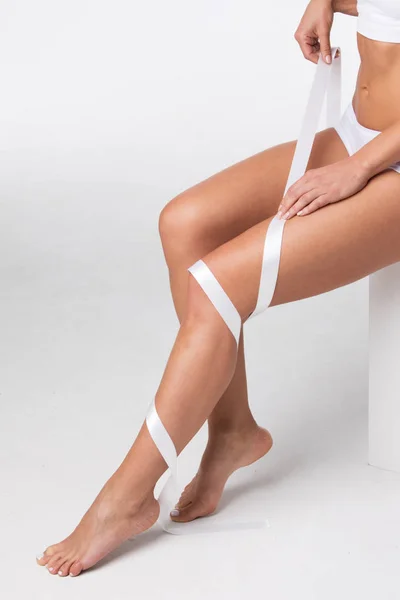 Mujer con cinta en la pierna — Foto de Stock
