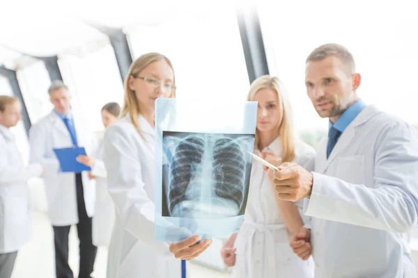 Група лікарів обговорили рентгенівський знімок — стокове фото