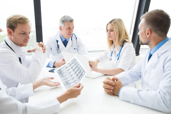 Grupo de médicos com radiografia — Fotografia de Stock