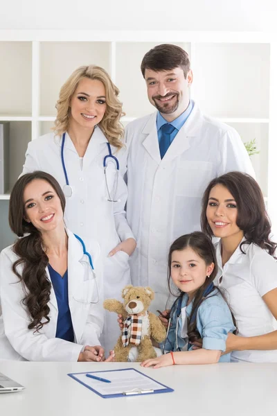 Aile ve doktor grup — Stok fotoğraf