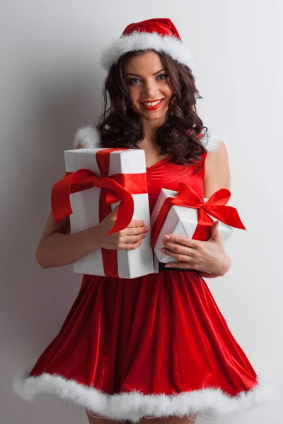 Mujer con regalos de Navidad — Foto de Stock