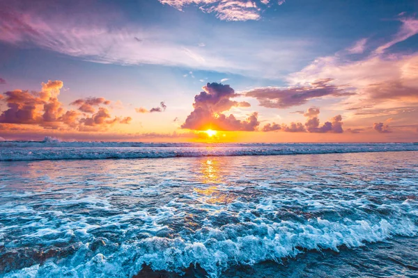 Ηλιοβασίλεμα πάνω από τον ωκεανό — Φωτογραφία Αρχείου