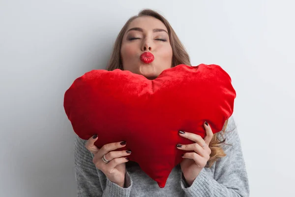 Mujer con corazón de almohada —  Fotos de Stock