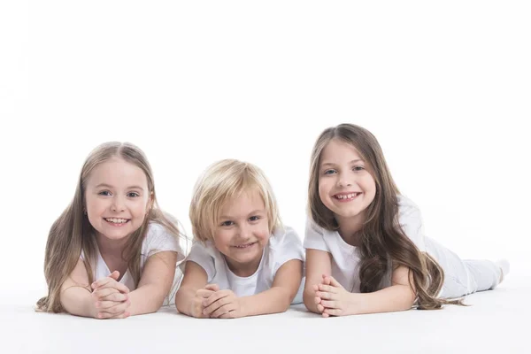 Bambini felici isolati su bianco — Foto Stock