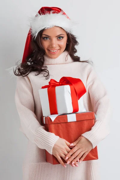 Kobieta przytula prezenty świąteczne — Zdjęcie stockowe