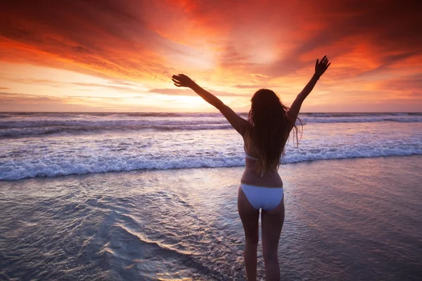 Donna in spiaggia al tramonto — Foto Stock