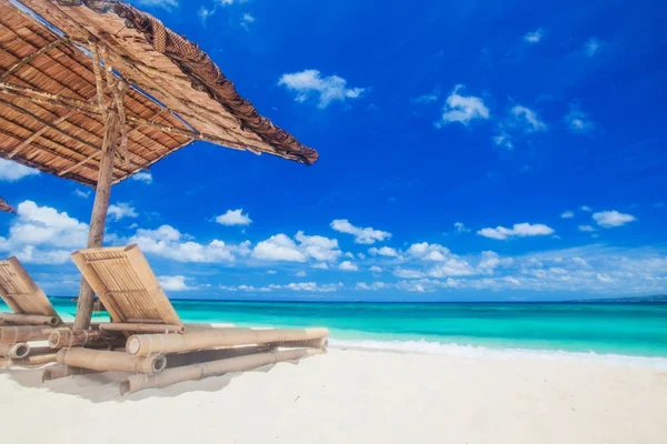 Гостиные стулья под тентом на пляже — стоковое фото
