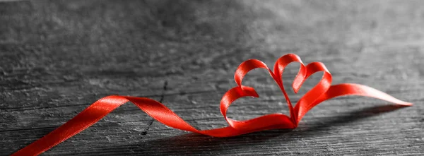Two ribbon hearts on wood — Stock Photo, Image