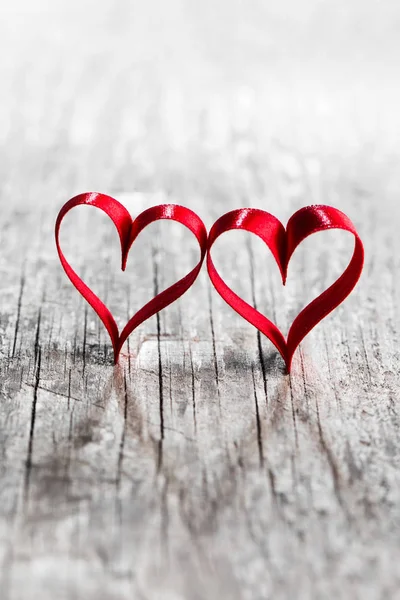 Dvě srdce stuha na dřevo — Stock fotografie