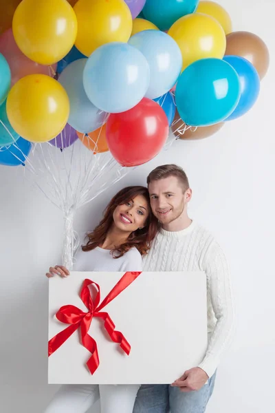 Casal com balões e presente — Fotografia de Stock