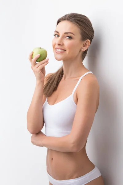 Sportiga kvinnan med äpple — Stockfoto