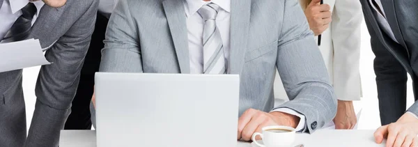 Zakelijke team met laptop — Stockfoto